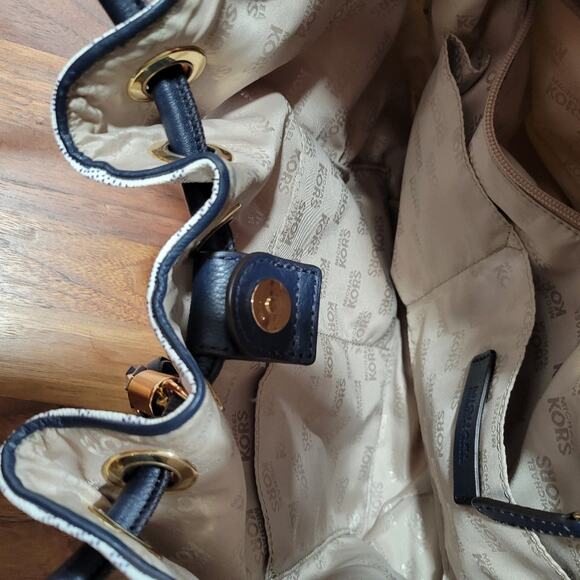 Michael Michael Kors Coated Canvas Bucket Bag Logo Printed Gold Hardware - Picture 4 of 9